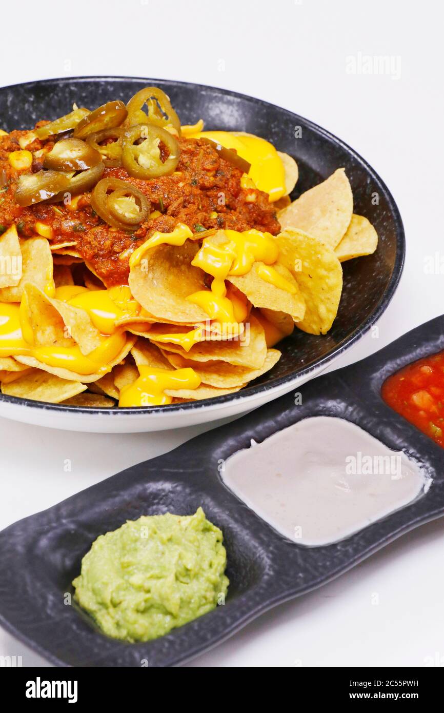 croustilles nachos au chili, à l'avocat, à la crème sure et à la sauce tomate Banque D'Images