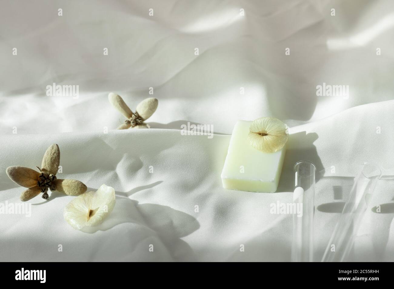 fleur naturelle brune de graines biologiques avec du savon blanc sur un tissu doux santé bien-être ou bien-être tissu doux fond Banque D'Images