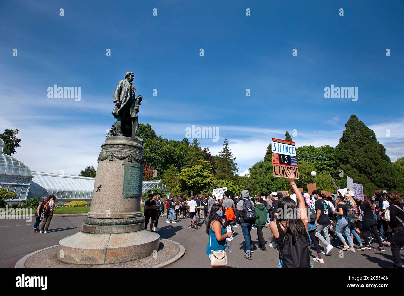 Seattle, État de Washington. William Henry Seward, une statue anti-esclavagiste modérée, regarde sur une marche dirigée par des étudiants. Banque D'Images