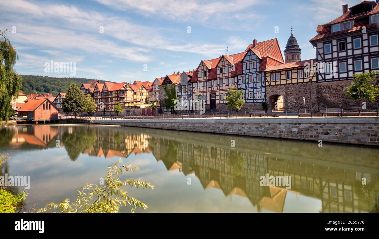 Bras de moulin, bras secondaire Fulda, façade de maison, réflexion d'eau, rivière, Hann. Münden, Basse-Saxe, Allemagne, Europe Banque D'Images