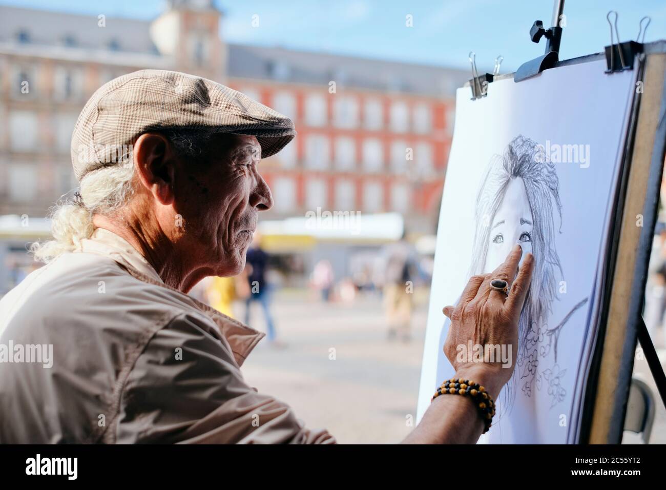 Old Male Street Painter dessin Portrait de touriste Banque D'Images