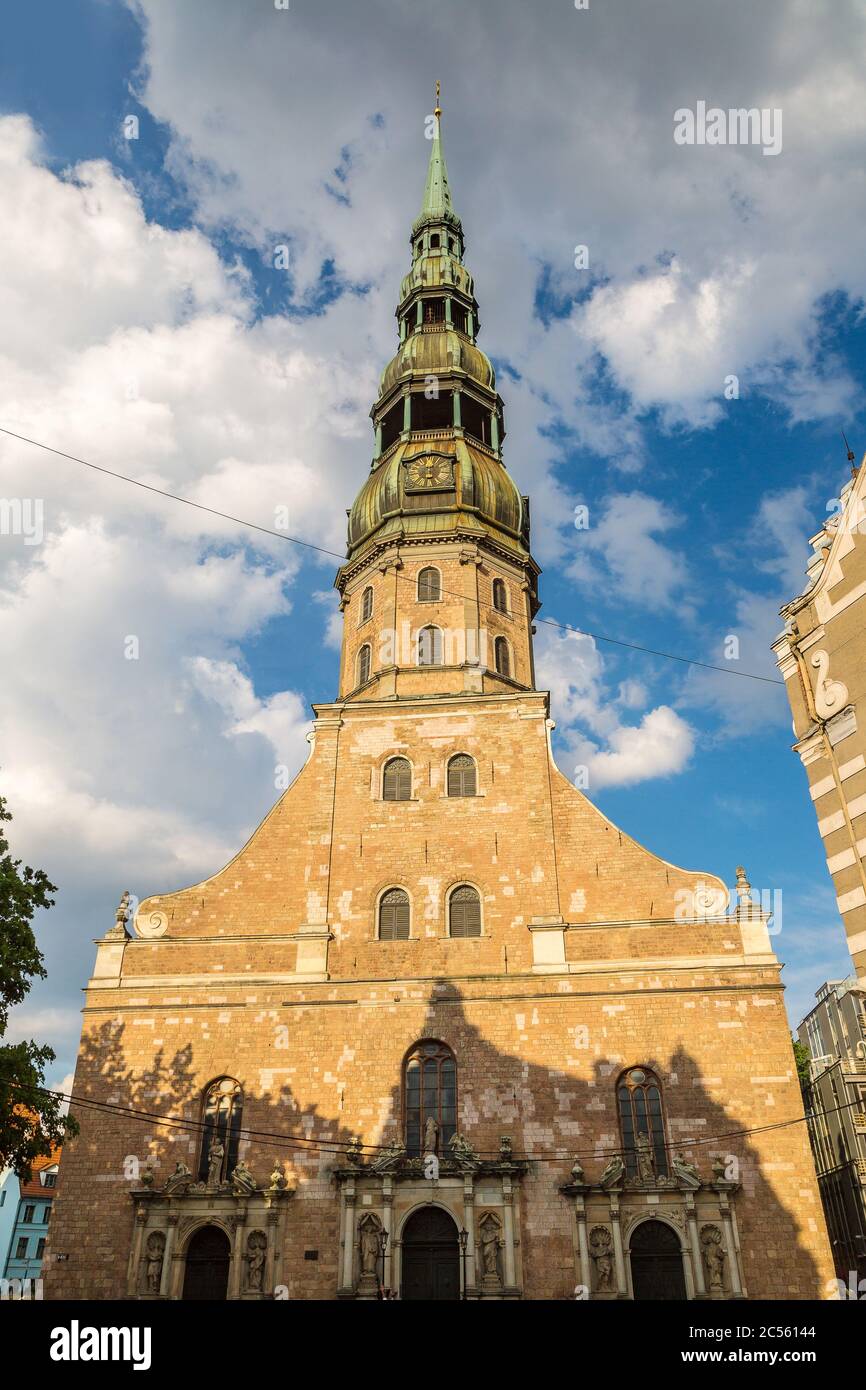 Église Saint-Pierre à Riga dans une belle journée d'été, Lettonie Banque D'Images