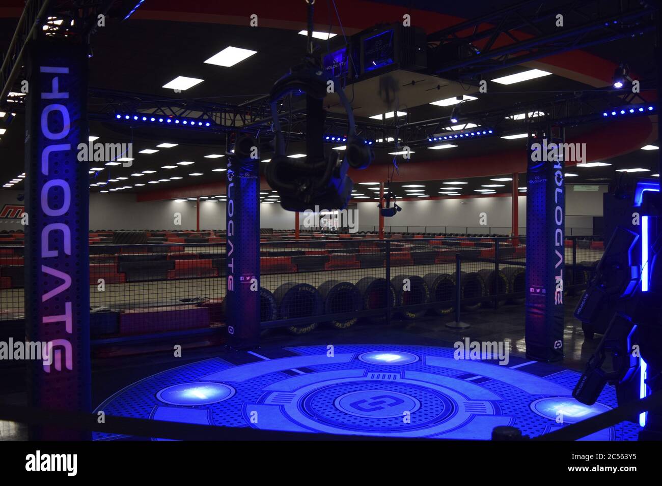 FRESNO, ÉTATS-UNIS - 08 juin 2020: Une photo d'un jeu de réalité virtuelle HOLOGATE avec des casques suspendus dans le Go Cart Racing Facility avec des lumières néon Banque D'Images