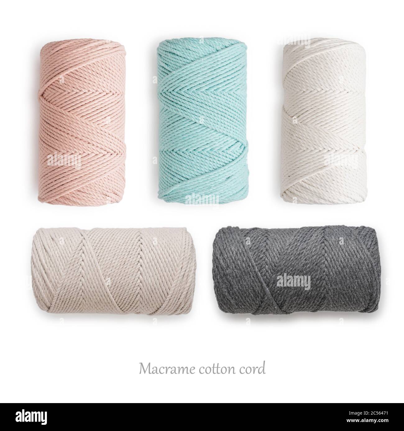 Bobines de coton Macrame dans différentes couleurs pastel isolées sur blanc, vue de dessus Banque D'Images