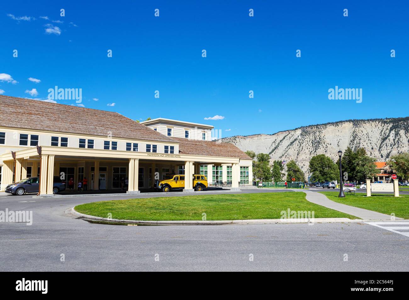 Wyoming, États-Unis - 28 août 2019 : l'hôtel Mammoth Hot Springs est un hôtel historique construit en 1936 et nommé d'après les sources proches du parc national de Yellowstone. Banque D'Images