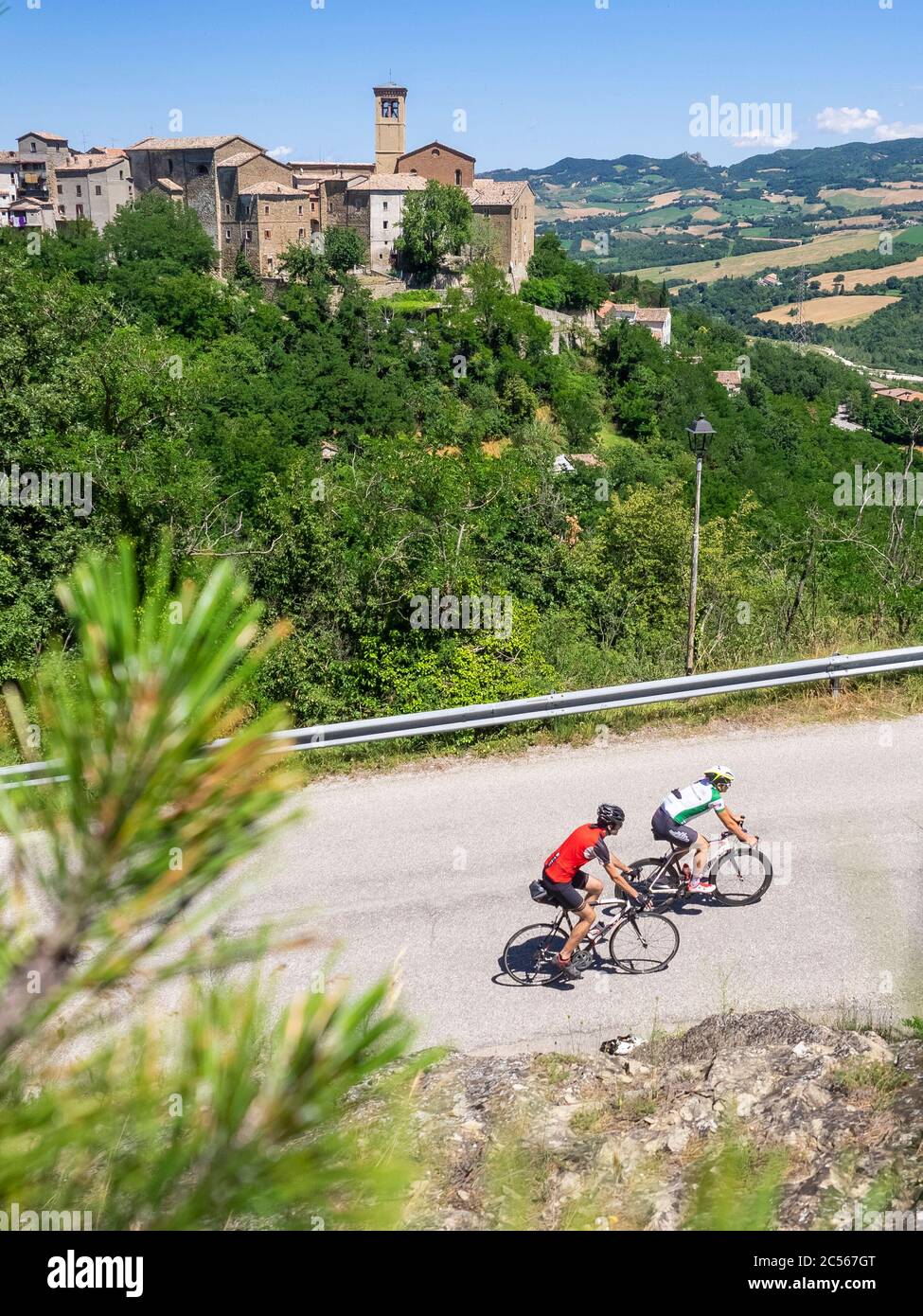 Deux cyclistes en tournée dans l'Apennin sur une route de montagne isolée près de Talamello, province de Rimini dans la région Emilia-Romagna. Banque D'Images