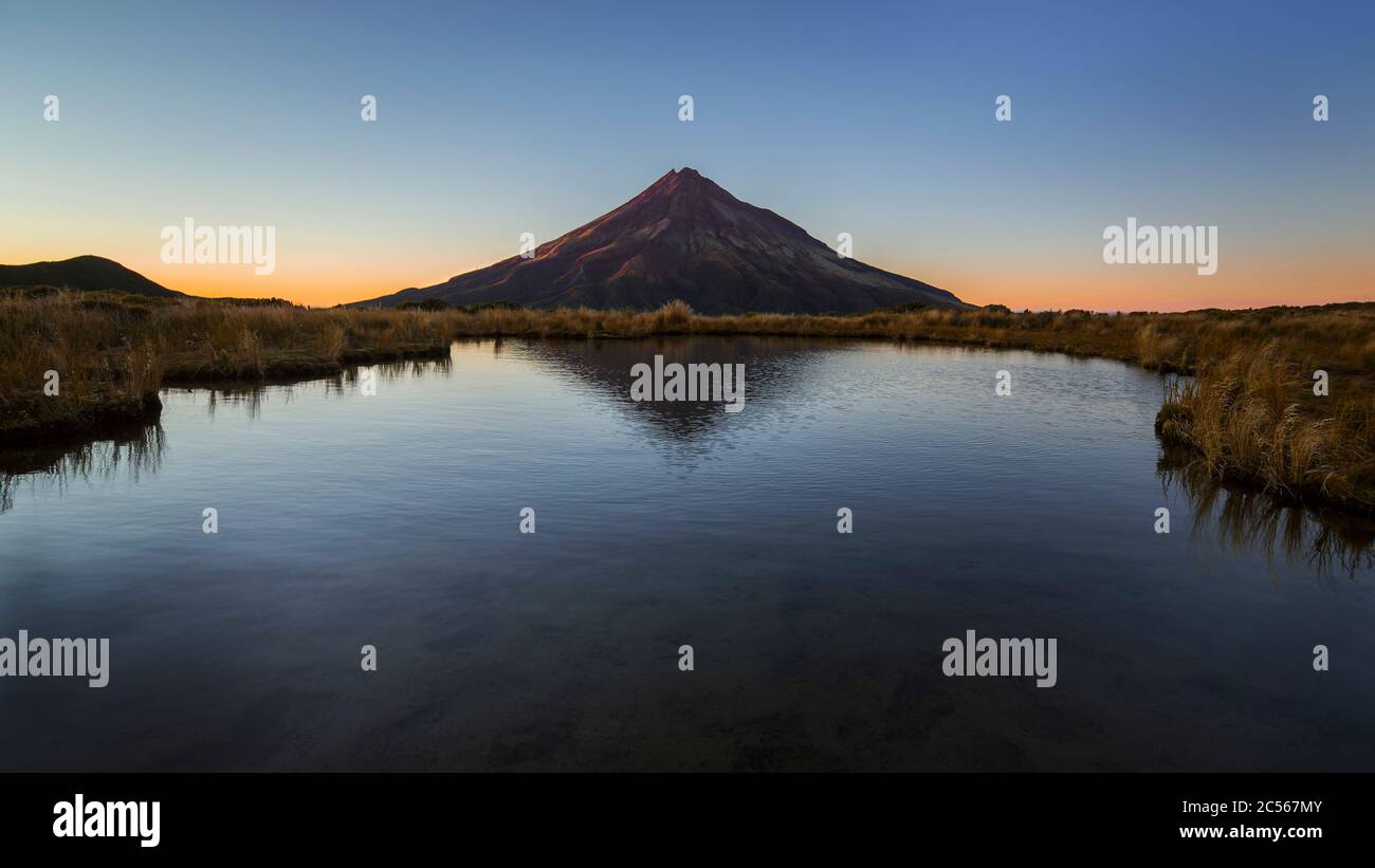 Mont Taranaki au lever du soleil avec réflexion, circuit de Pouakai, parc national d'Egmont, Nouvelle-Zélande Banque D'Images