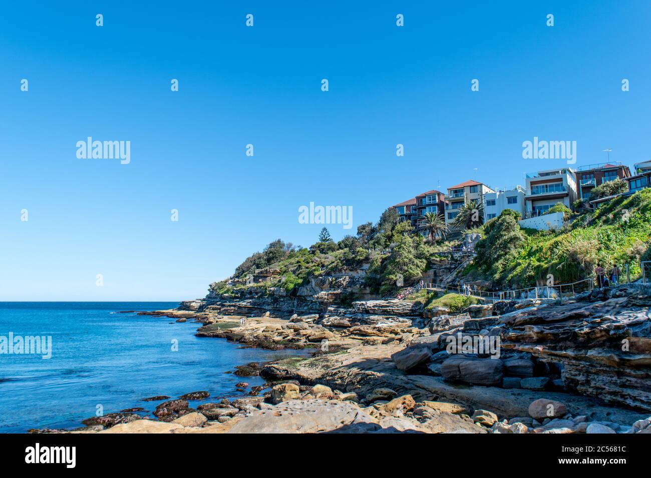 Sydney, Nouvelle-Galles du Sud / Australie - novembre 25 2018 : les touristes marchent à proximité de maisons de luxe chères autour de la côte à Bondi Beach. Banque D'Images