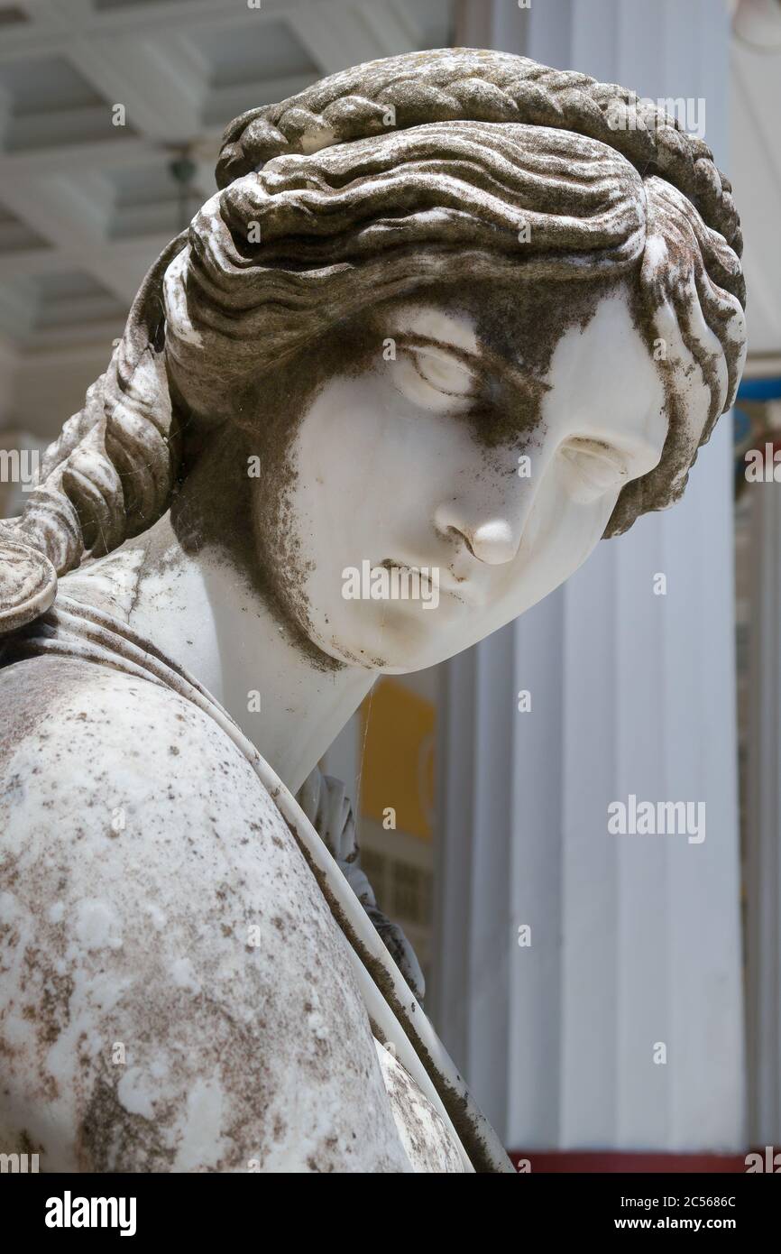 Gros plan vertical d'une statue de la déesse grecque à Corfou, Grèce Banque D'Images