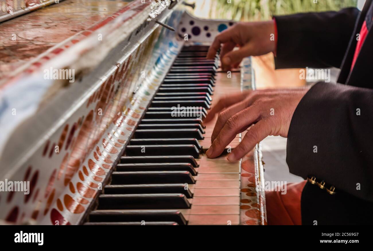 Mains sur le clavier du piano Banque D'Images