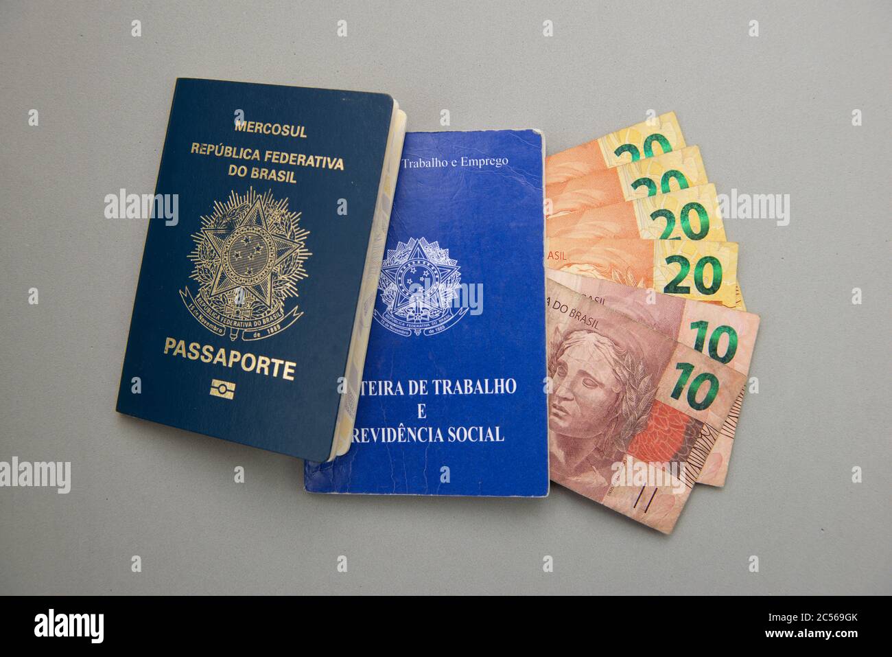 Carte de travail brésilienne (carteira de trabalho), passeport et argent. TRADUIRE: 'République fédérative du Brésil, Ministère du travail. Livret de travail et Banque D'Images