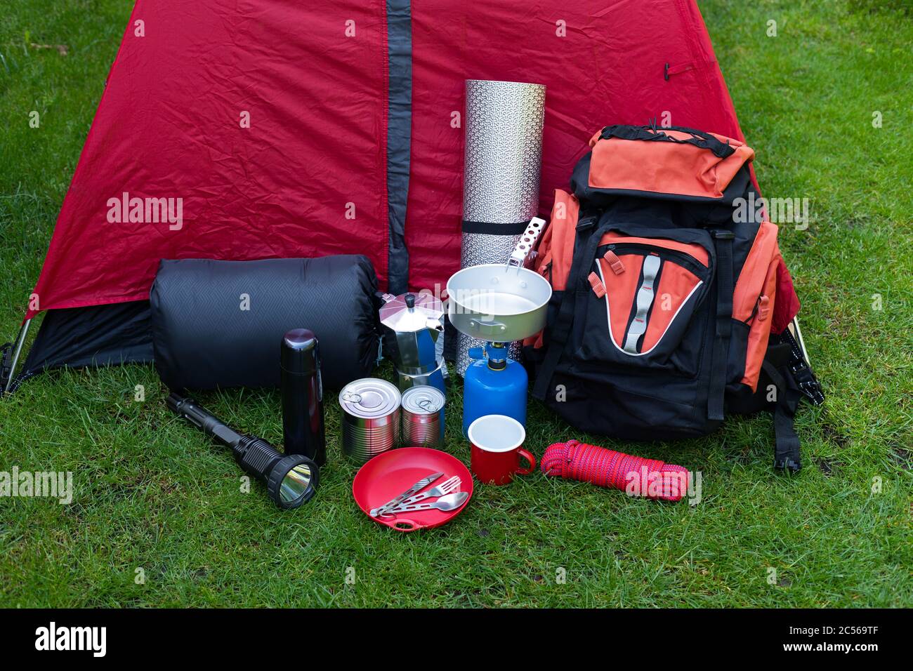 Photo des outils de camping sur l'herbe - sac à dos, tente, réservoir de  gaz, canettes, boussole, etc - prêt à aller dans les bois Photo Stock -  Alamy