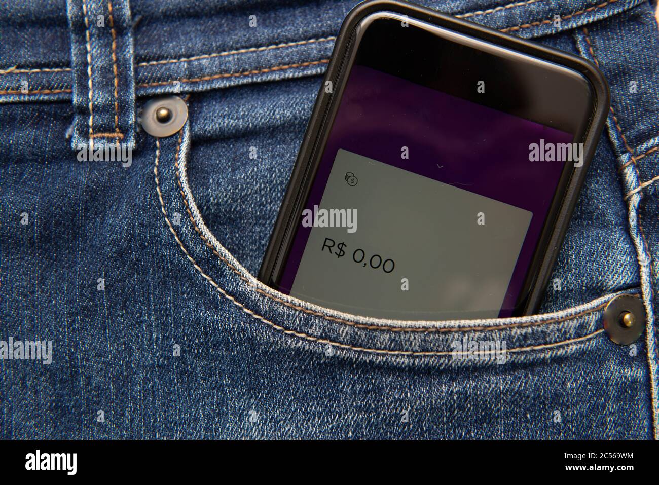 Gros plan du téléphone portable dans la poche du pantalon montrant l'écran  avec un solde nul. Concept de rupture économique. Argent virtuel dans votre  poche Photo Stock - Alamy