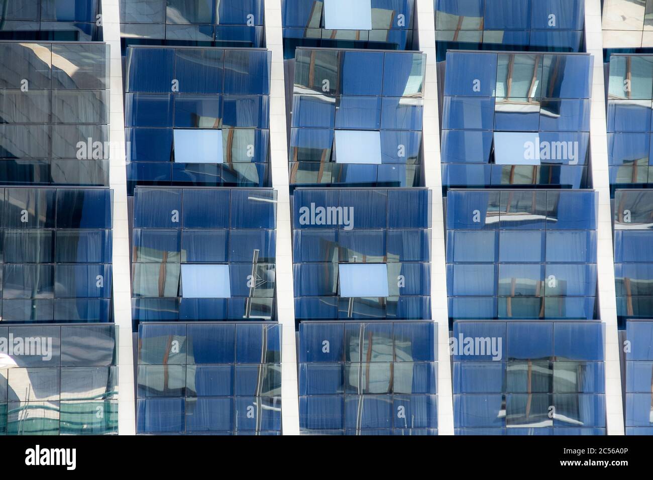 Bilboa, Gascogne, Espagne Mai 2010 réflexions bleues dans les fenêtres de bâtiment Banque D'Images