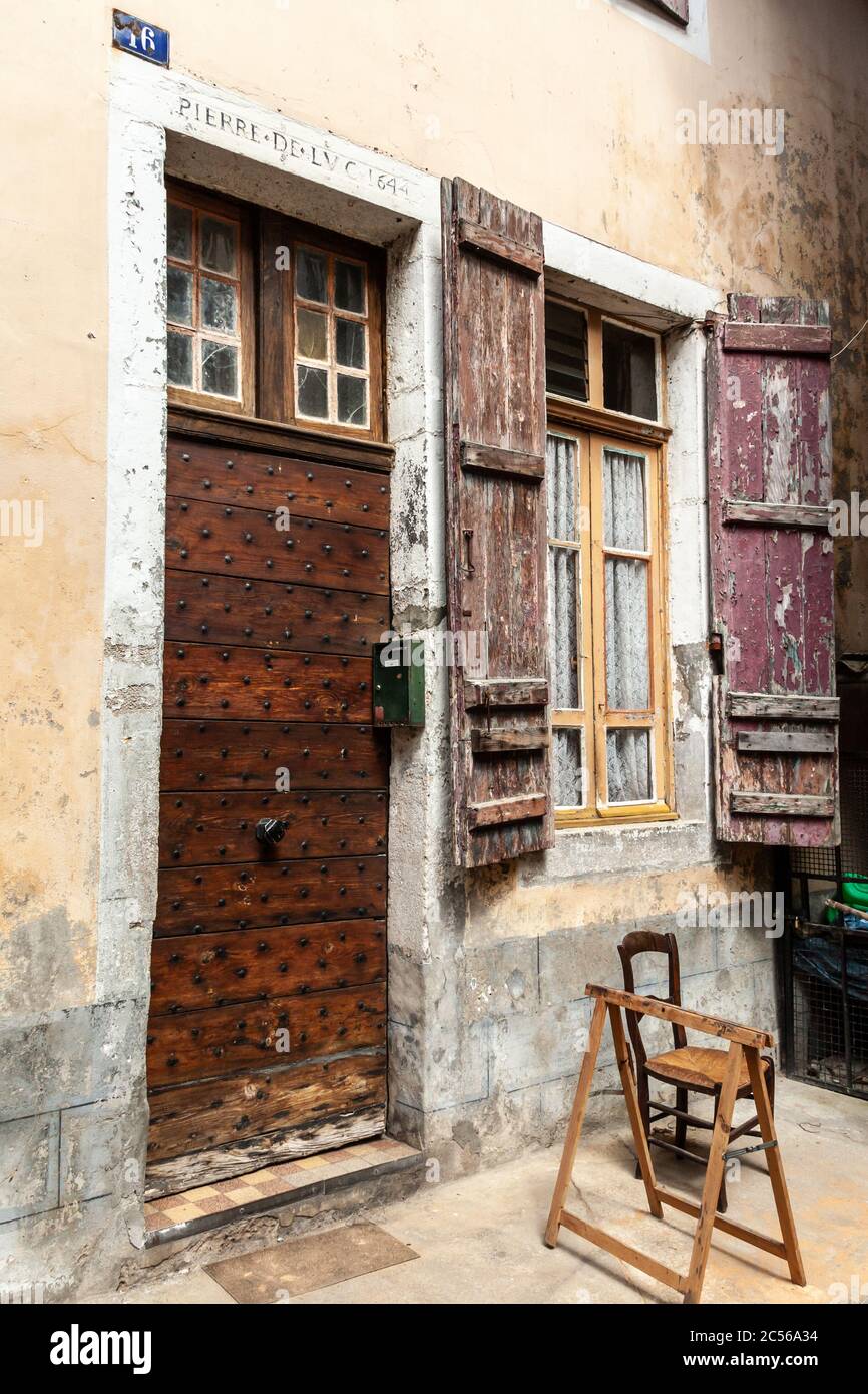 L'isle sur la Sorgue, Vaucluse, France, mai 2010, ancienne porte et fenêtre en bois Banque D'Images