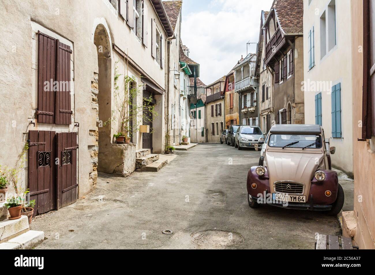 L'Isle sur la Sorgue, Vaucluse, France Mai 2010 rue étroite avec l'ancienne Citroën 2cv Banque D'Images