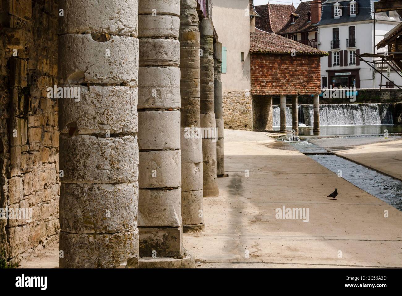 Anciennes colonnes le long de la voie navigable dans les Salies de Bearn Banque D'Images