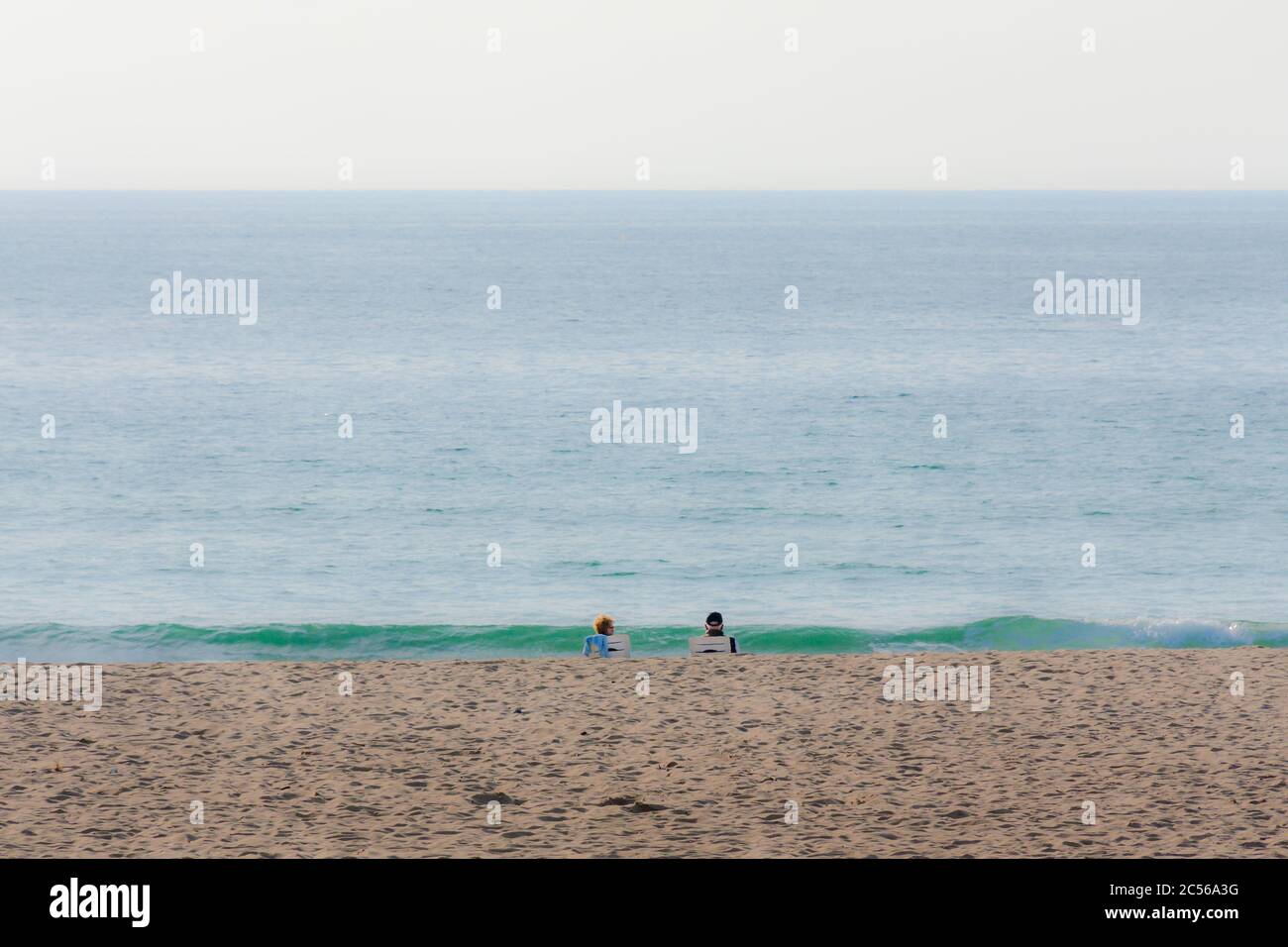 Couple appréciant la plage et la vue sur l'océan Banque D'Images