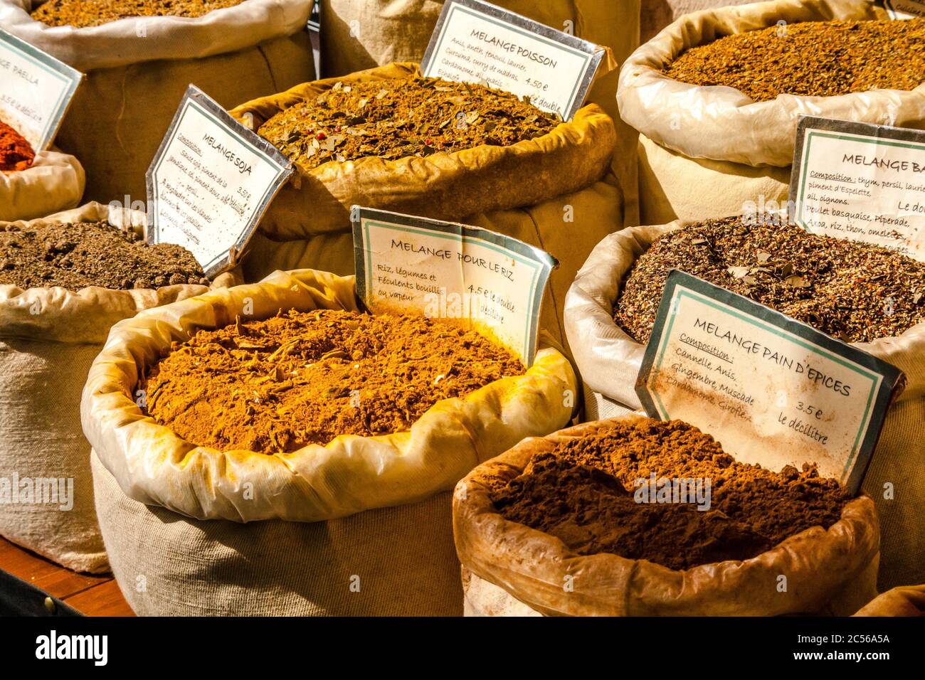 Diverses herbes provençales dans des sacs au marché du village diverses herbes provençales dans des sacs au marché du village en France Banque D'Images