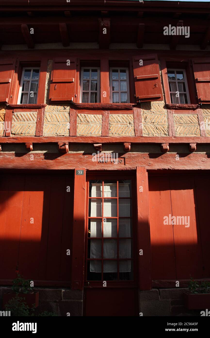 Saint Jean pied de Port, Pyrénées-Atlantiques, France, mai 2010 porte médiévale rouge le long de la route des pèlerins Banque D'Images