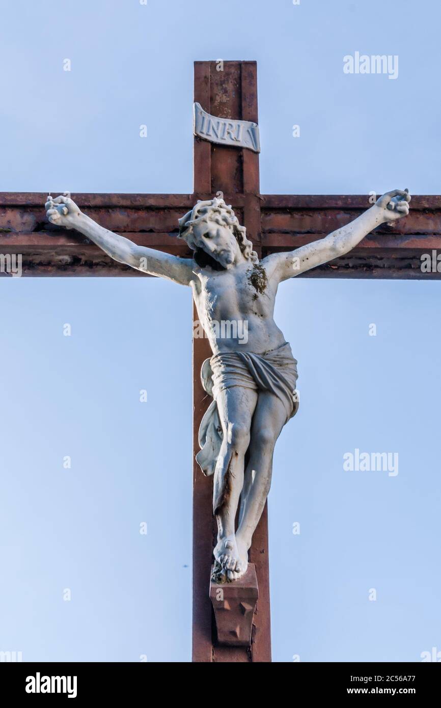 Castelnau de Montmiral, tarn, France, Mai 2010 Croix avec le Christ sur la place du village Banque D'Images