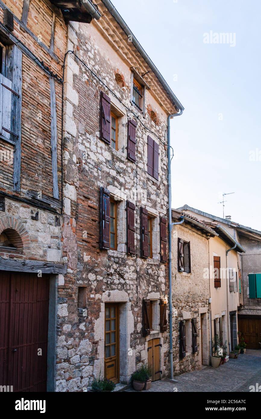 Castelnau de Montmiral, Tarn, France, mai 2010 vue sur les vieux bâtiments médiévaux historiques en pierre avec des cadres en bois Banque D'Images