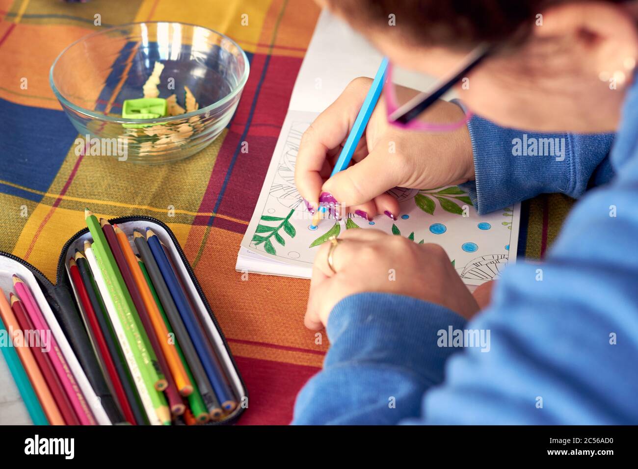Femme peinture mandalas pour combattre le stress causé par le confinement à Prévenir le coronavirus COVID-19 Banque D'Images