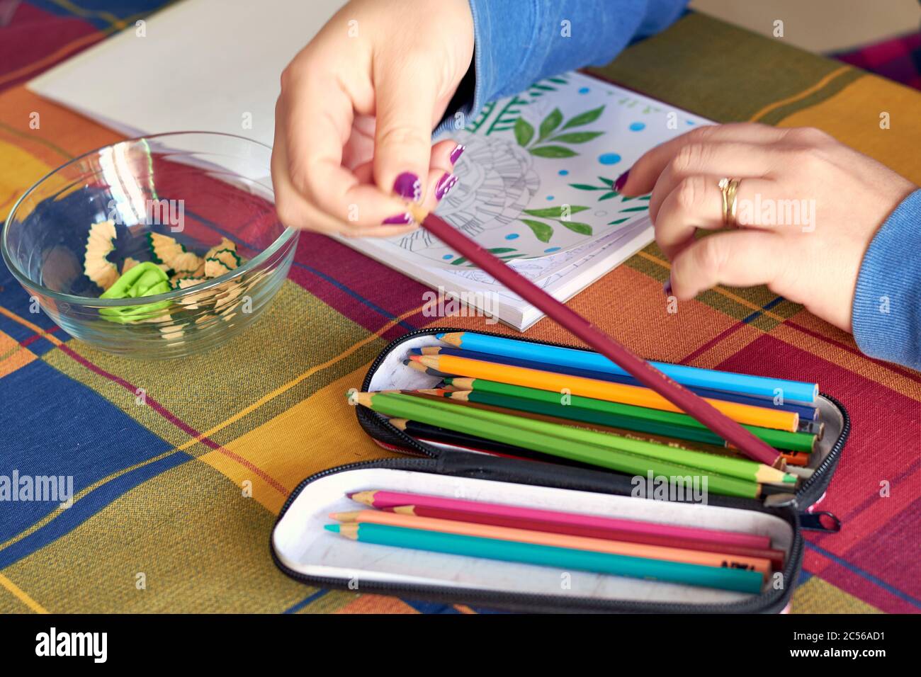 Femme peinture mandalas pour combattre le stress causé par le confinement à Prévenir le coronavirus COVID-19 Banque D'Images