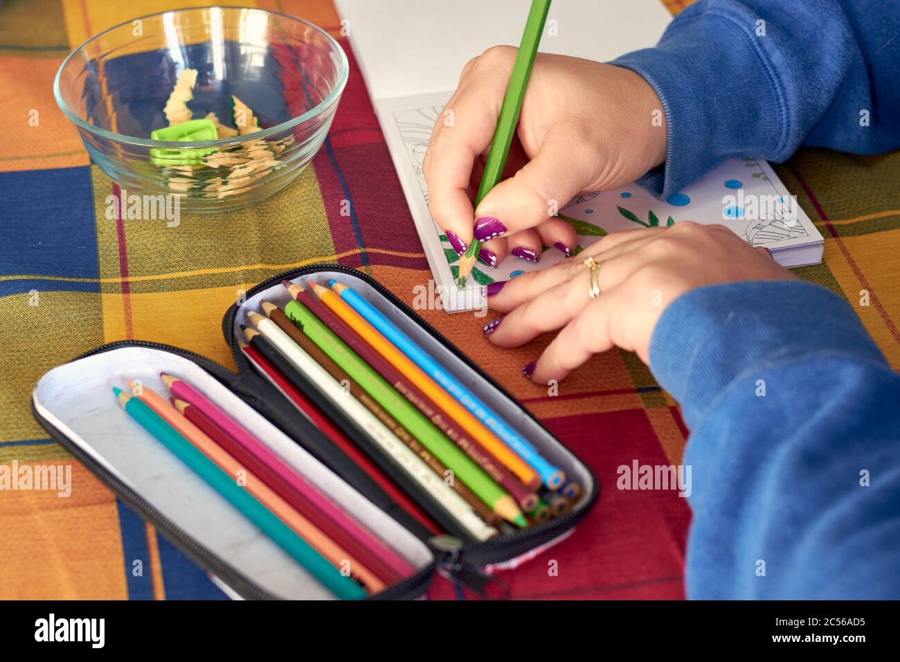 Femme peinture mandalas pour combattre le stress causé par le confinement à Prévenir le coronavirus COVID-19 Banque D'Images