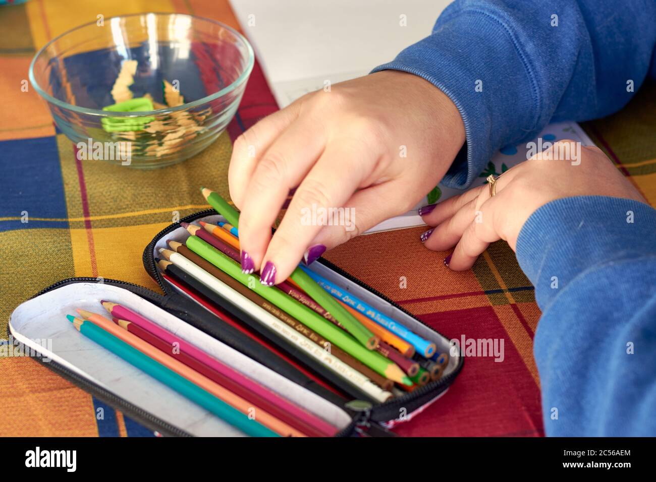 Femme peinture mandalas pour combattre le stress causé par le confinement à Prévenir le coronavirus COVID-19 Banque D'Images