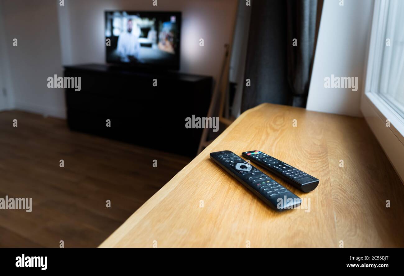 UKRAINE, KIEV 9 février 2020: Télécommandes pour Smart TV, DVD, DVB-T2, Android TV Box, décodeur, HDTV, récepteur satellite, lecteur multimédia Banque D'Images
