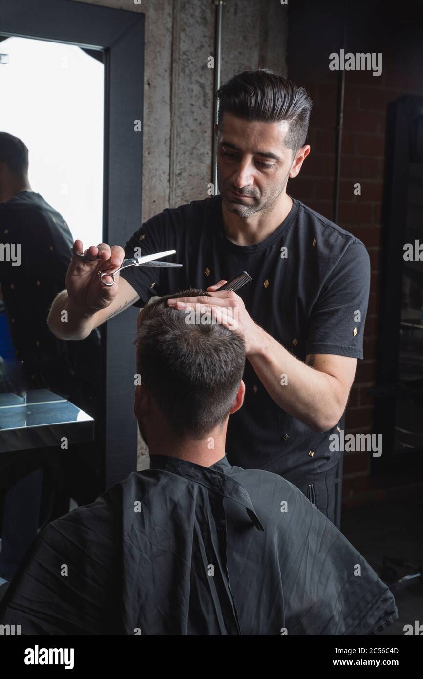 coiffeur et esthéticienne travaillant dans son salon de coiffure Photo  Stock - Alamy
