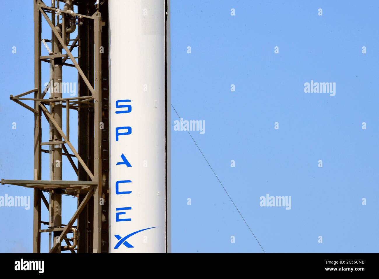 Station de l'Armée de l'Air de Cape Canaveral. Floride. ÉTATS-UNIS. 30 juin 2020. SpaceX a lancé un satellite GPS III SV03 de 9,505 livres à bord d'une fusée Falcon 9 mardi après-midi, à partir du complexe de lancement spatial 40 pour la Force spatiale des États-Unis. Après le lancement, le premier étage du Falcon 9 a atterri sur le navire de drone “Just Read the instructions” dans l’océan Atlantique au large de la côte de Floride. Crédit photo : Julian Leek/Alay Live News Banque D'Images
