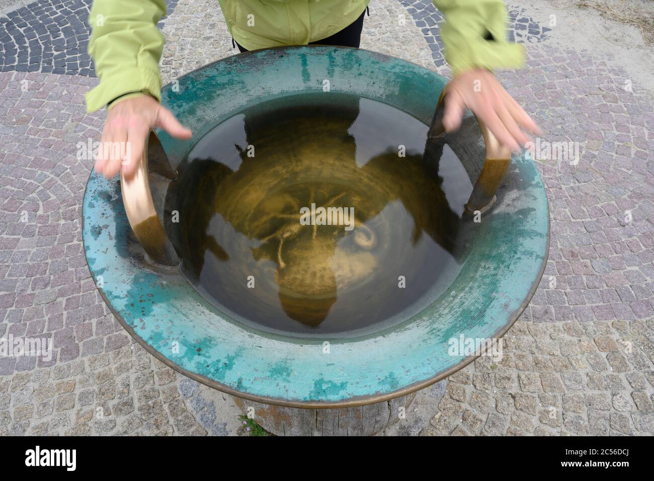 Allemagne, Basse-Saxe, Frise orientale, Juist, Wasserklangschale sur le chemin Otto Leege. Banque D'Images