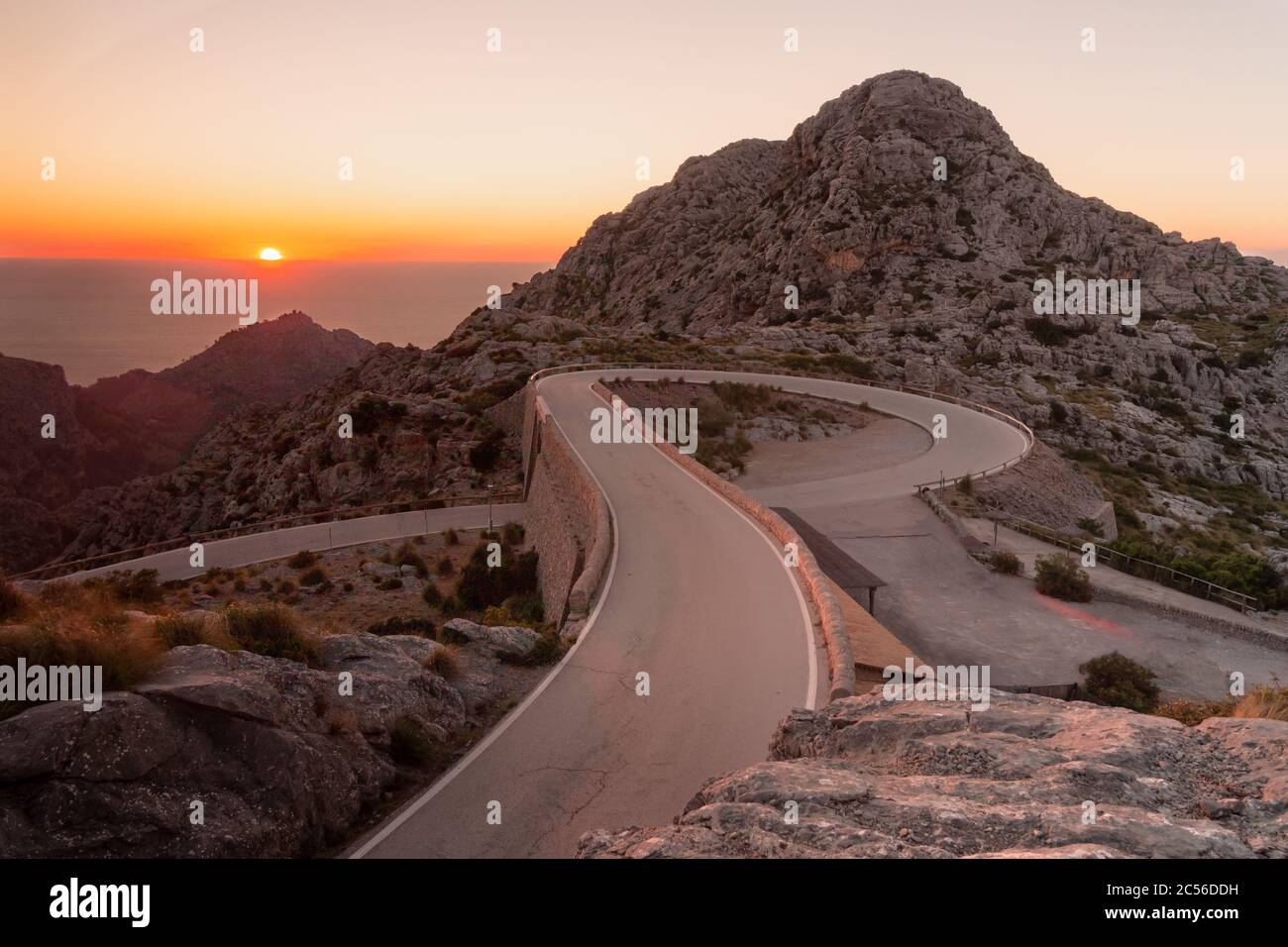 Spectaculaire route de montagne connue sous le nom de nus de sa Corbata à Majorque, Espagne au coucher du soleil. Concept de route singulier Banque D'Images