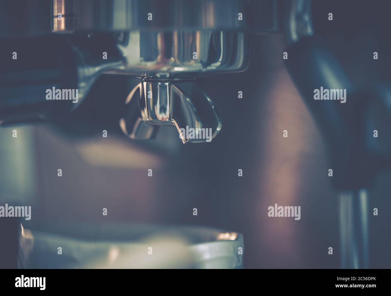 Barista utilisant une machine à café ; gros plan Banque D'Images