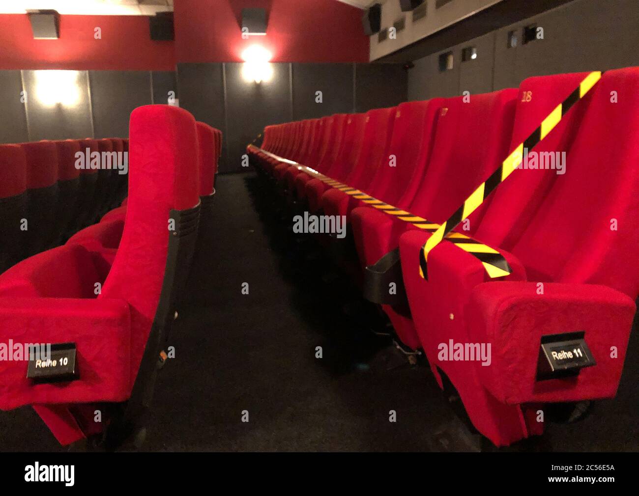 Hambourg, Allemagne. 30 juin 2020. Des rangées de chaises bloquées sont dans une salle de cinéma du cinéma de la maison d'art d'Abaton. Pendant 15 semaines, il n'y avait presque rien dans les quelque 15 cinémas d'art de Hambourg. Sièges de cinéma vides, écrans sombres. Mais maintenant la vie revient au cinéma. Les cinémas de la maison d'art commencent leur programme d'été - mais avec des maux d'estomac. (À dpa 'enfin 'film on' dans la plupart des cinémas de la maison d'art de Hambourg') Credit: Christiane Bosch/dpa/Alay Live News Banque D'Images