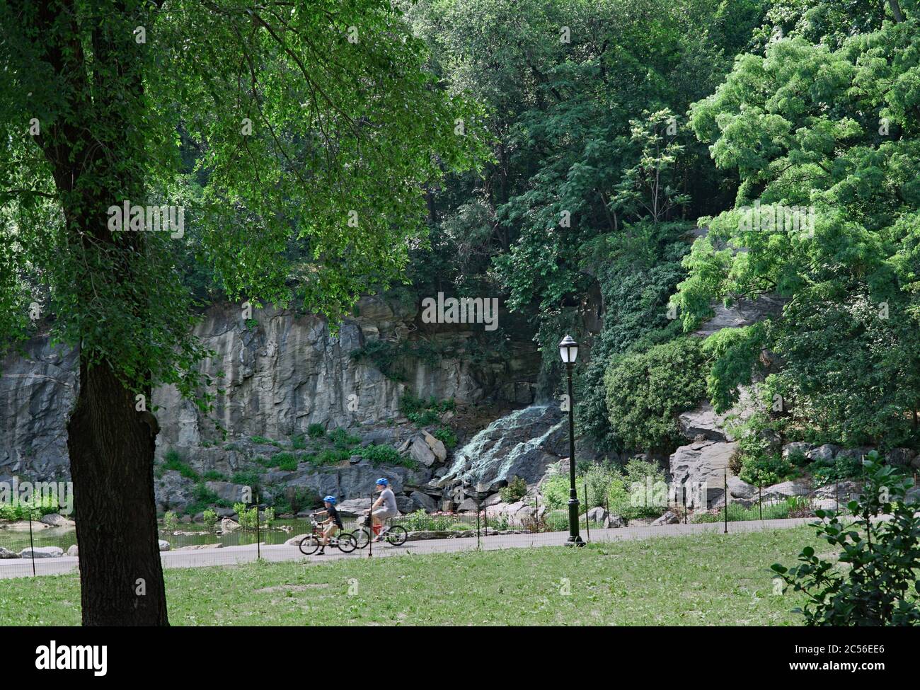 New York, NY - Morningside Park dans le haut de Manhattan est une oasis de verdure avec des falaises rocheuses et des cascades. Banque D'Images