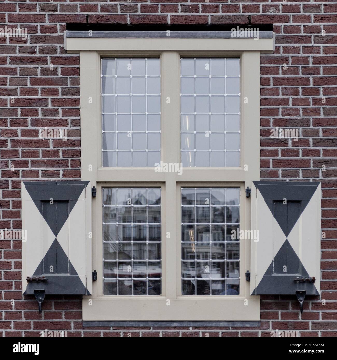 Fenêtre de style médiéval hollandais avec volets en bois Banque D'Images