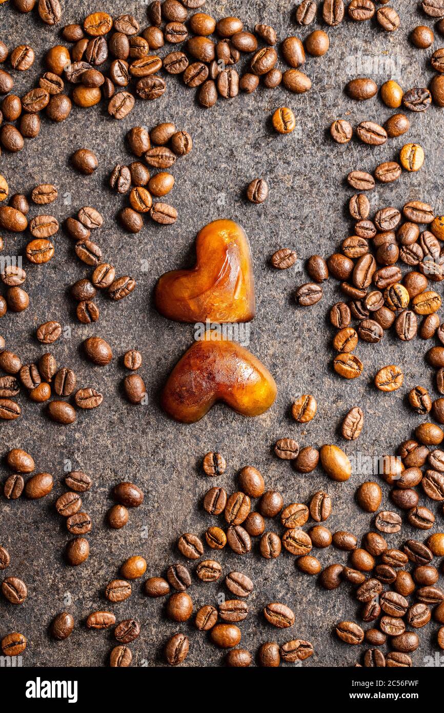 Café congelé en forme de cœur. Glaçons et grains de café. Vue de dessus. Banque D'Images