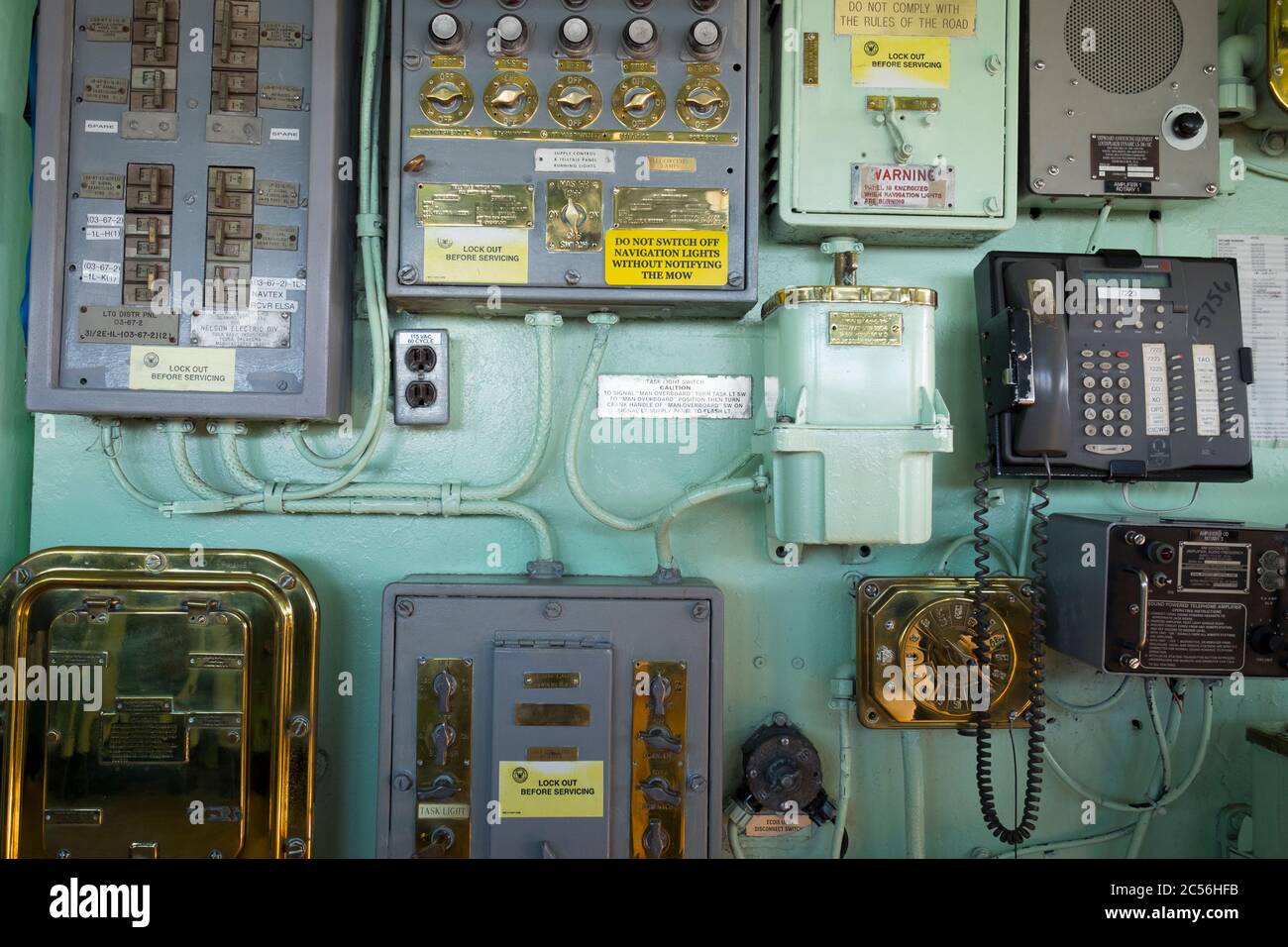 Un détail du circuit de curcuiterie, de l'alimentation, des boîtiers électriques et des commandes sur le pont de l'USS Mount Whitney. Au port de Klaipėda, Lituanie. Banque D'Images