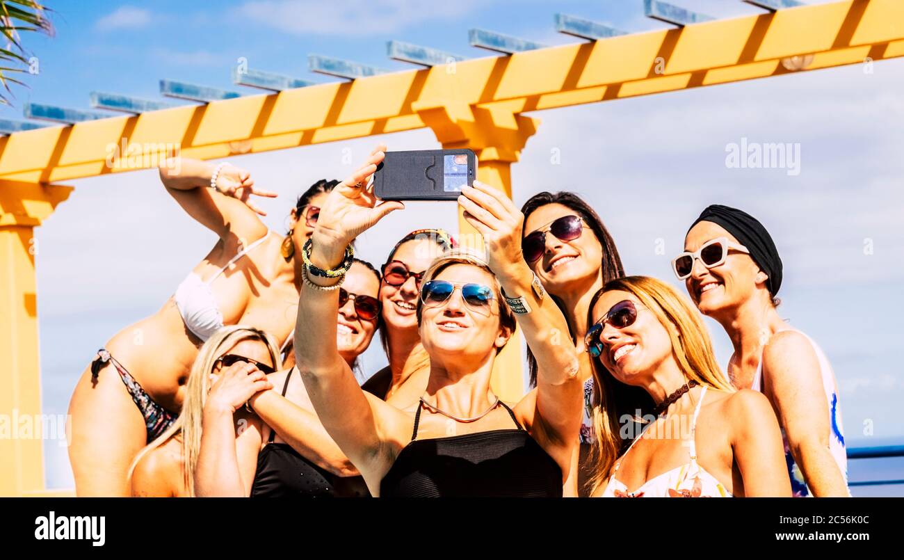 Groupe de jeunes femmes caucasiennes joyeuses et gaies s'amuser ensemble dans l'amitié prendre photo selfie pendant les vacances d'été - femmes avec Banque D'Images