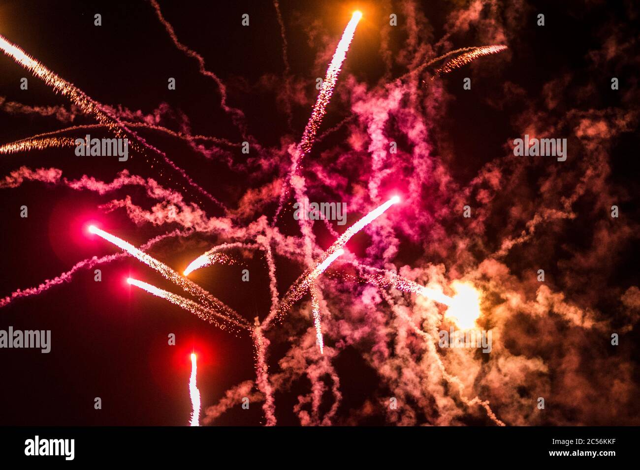 Célébration du concept de vie nocturne avec feux d'artifice colorés dans le ciel noir Banque D'Images