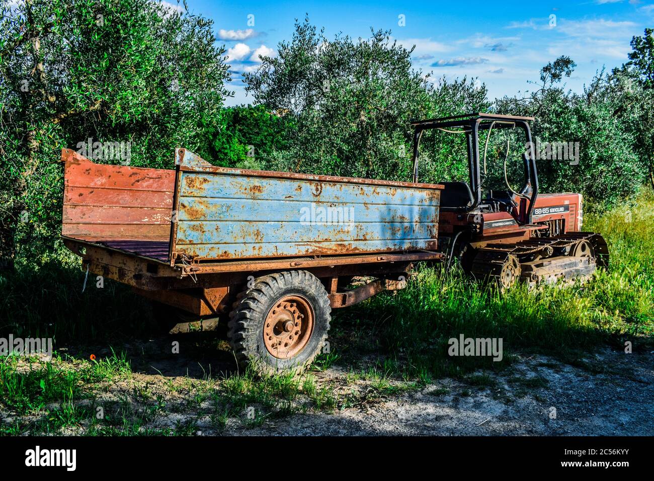 Belle photo d'un vieux tracteur et d'une remorque garée à proximité la douille Banque D'Images
