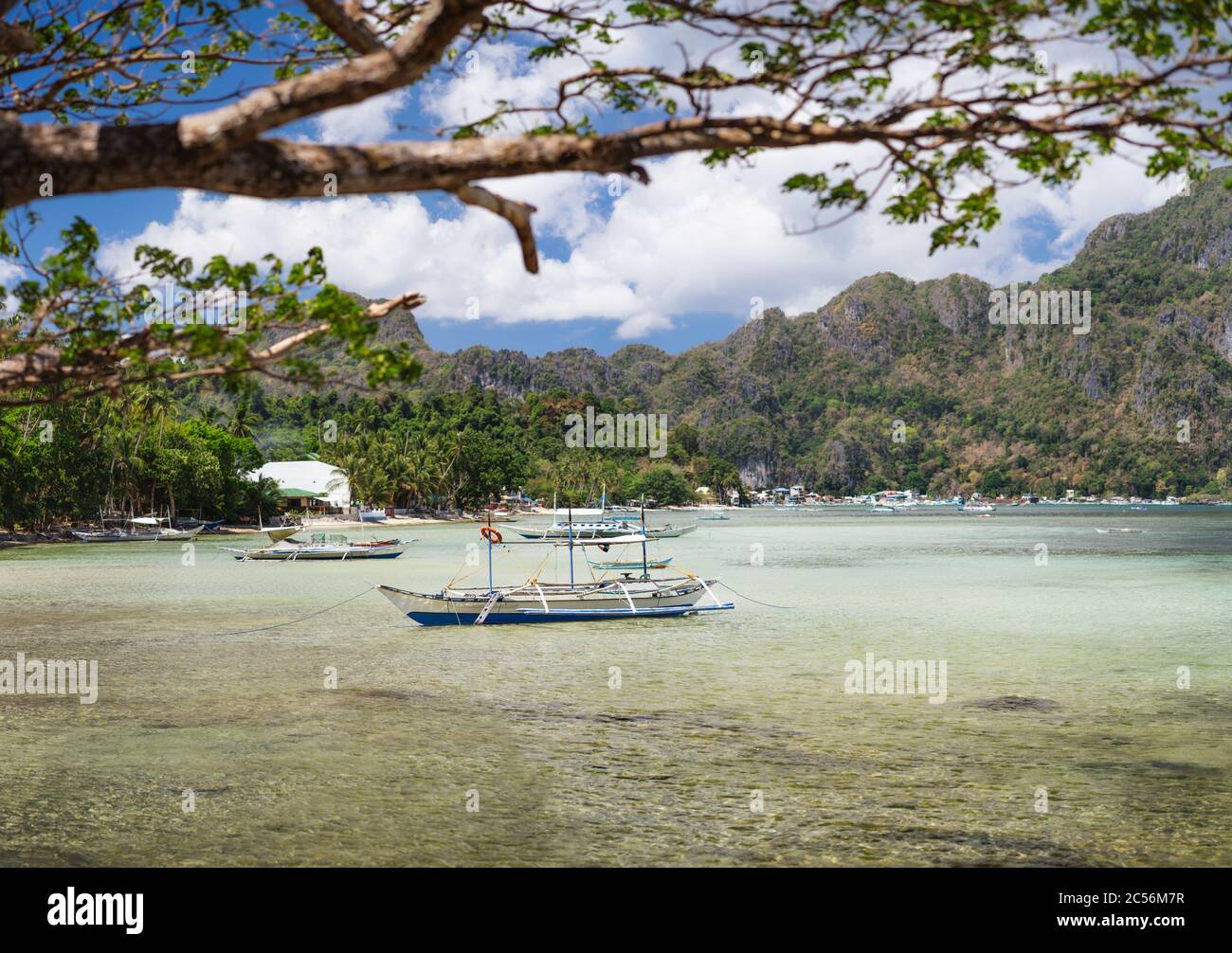Baie d'El Nido à marée basse. Bangka pêche dans les eaux peu profondes à marée basse. Palawan, Philippines. Banque D'Images