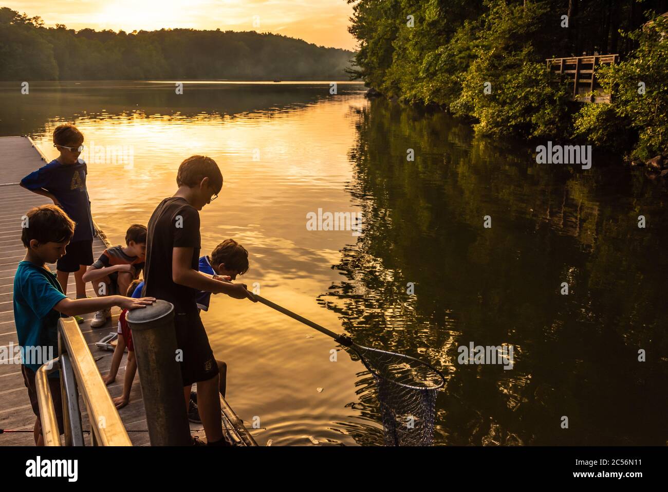Garçons pêchant sur un quai de lac au terrain de camping du parc national de fort Yargo à Winder, en Géorgie. (ÉTATS-UNIS) Banque D'Images
