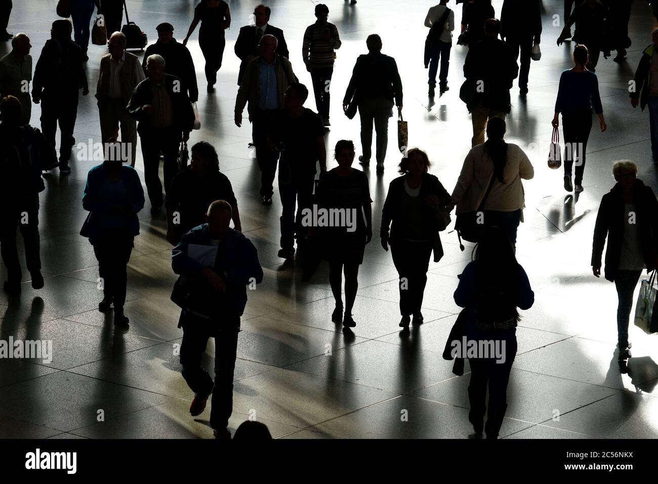 Allemagne, Bavière, Munich, gens, groupe piéton, rétro-éclairage, silhouette Banque D'Images