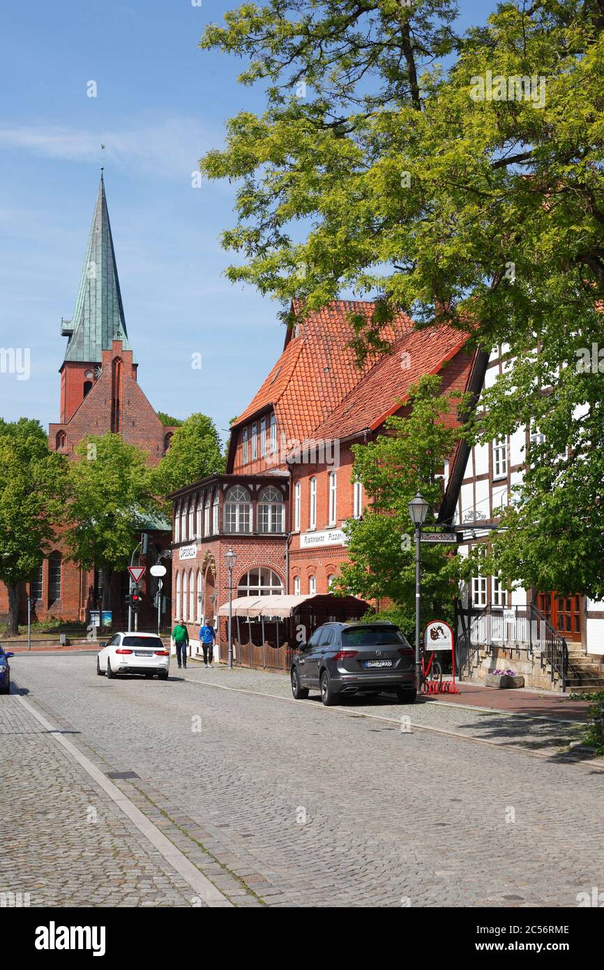 Longue rue avec Saint Nicolaikirche, Sulingen, Basse-Saxe, Allemagne, Europe Banque D'Images