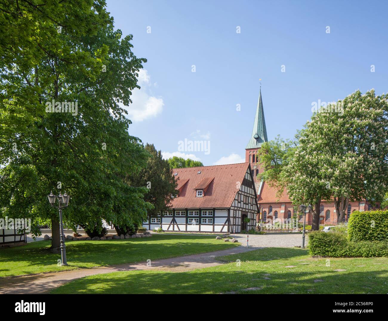 Ensemble à colombages Bürgerhausgarten, maison à colombages, Nicolaikirche, Sulingen, Basse-Saxe, Allemagne, Europe Banque D'Images