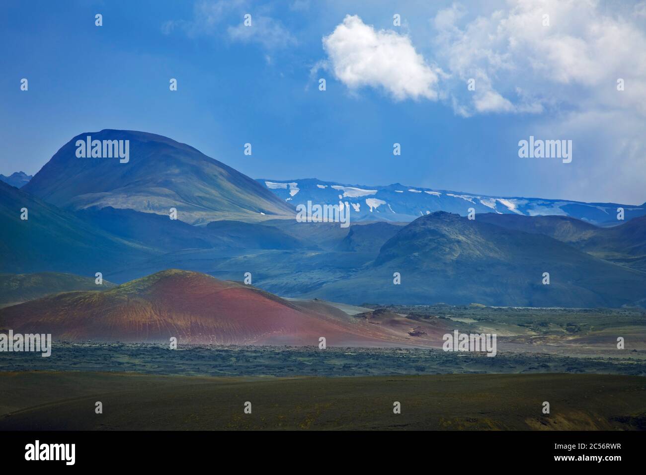 Vue sur le Geroellfelder des Budarhal jusqu'aux montagnes du Landmannalaugar. Banque D'Images